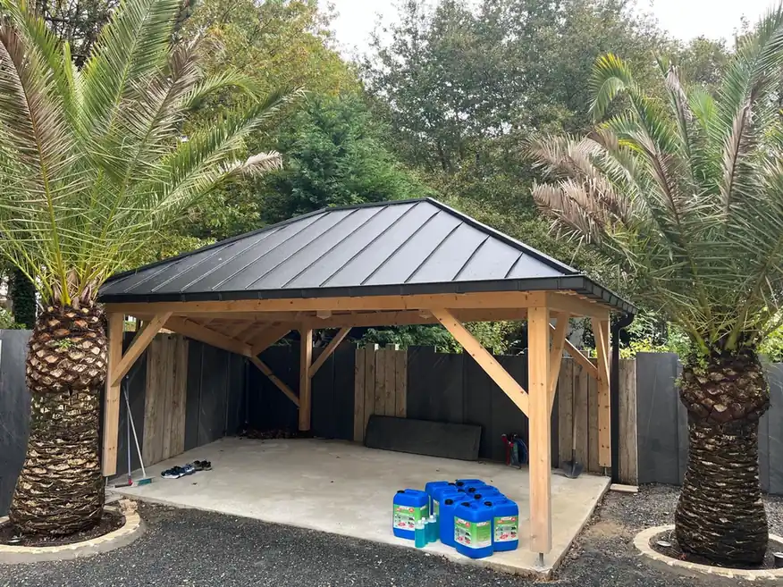 Abri de jardin terminé, couverture en bac acier noir sur charpente bois