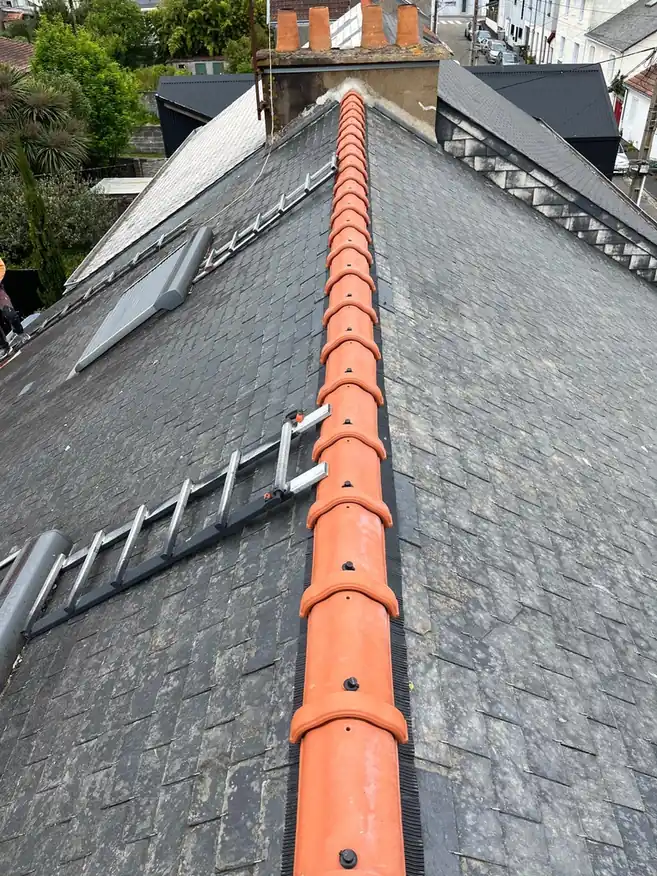 Arêtier en tuile posé sur une couverture en ardoise