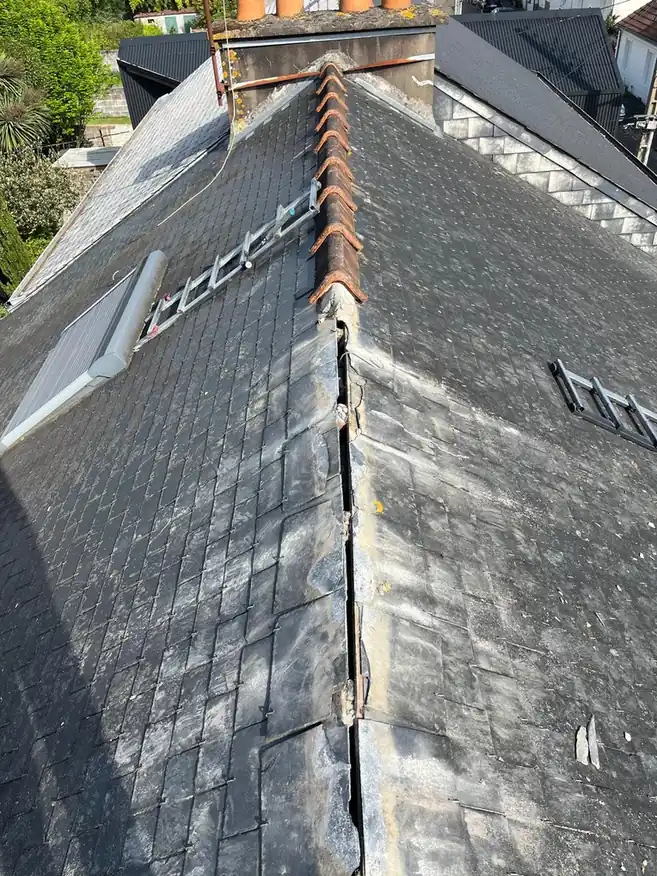 Couverture en ardoise et arêtier maçonné, fenêtres de toit en partie basse