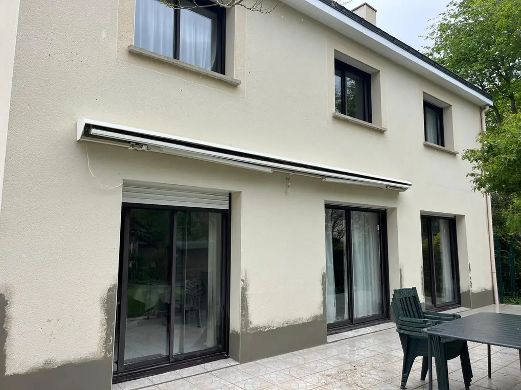 Maison contemporaine crépie, grandes baies et terrasse