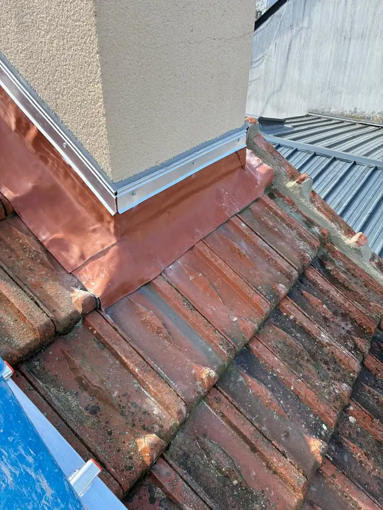 Zinguerie cuivre raccordée à une couverture en tuiles